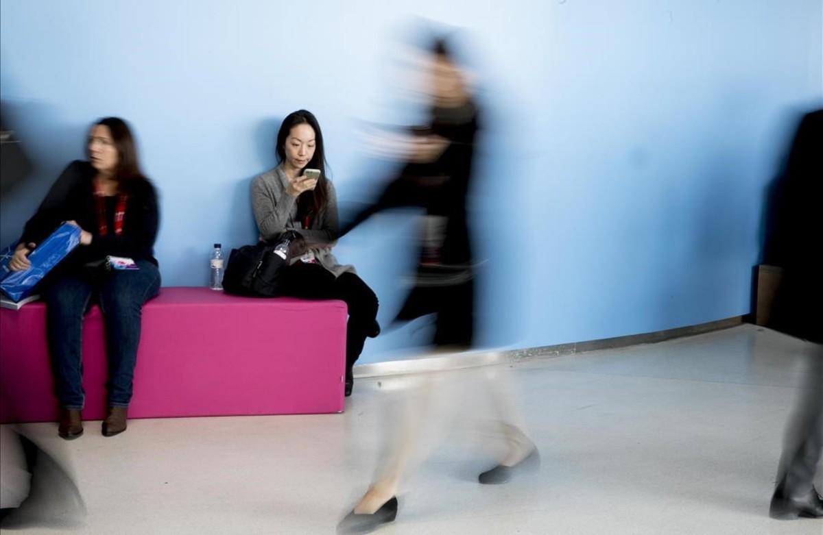 Congressistes del Mobile World Congress, al recinte de la Gran Via.