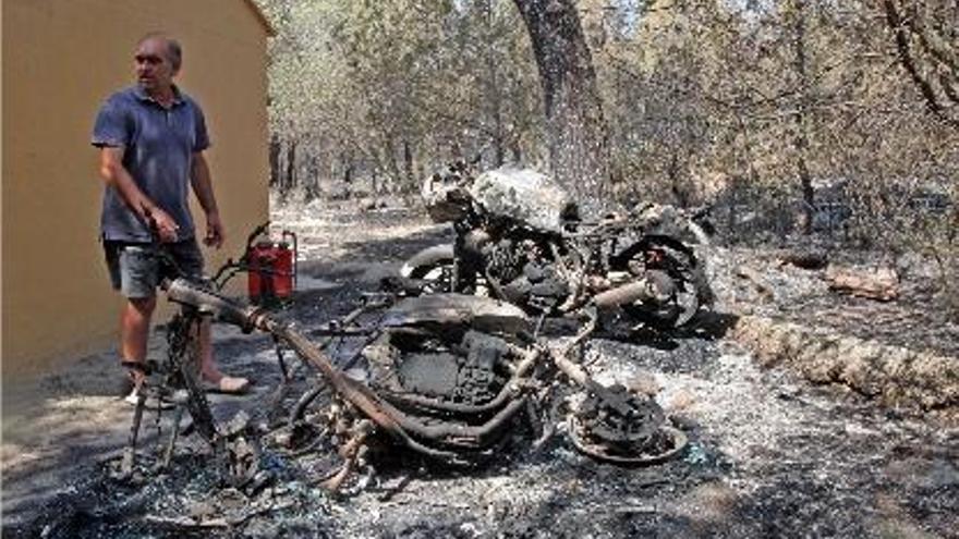 Dos motocicletas calcinadas en una zona residencial de Carlet, quemada el sábado.