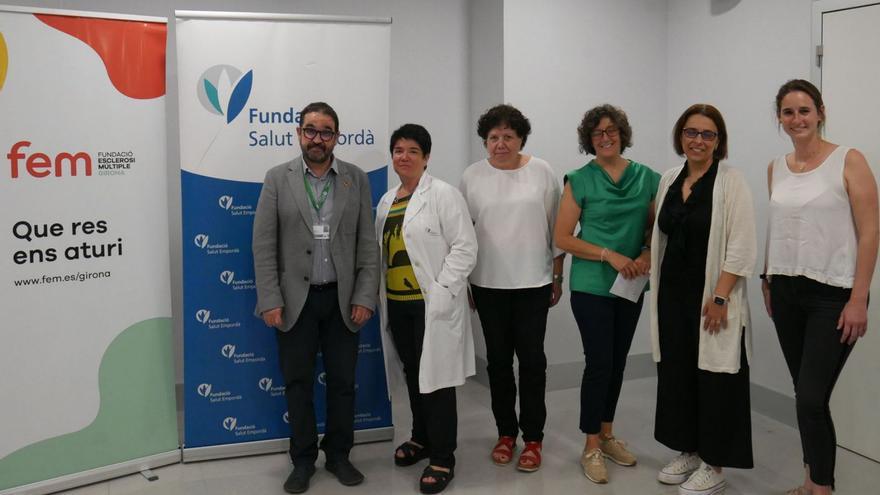 Representants de les dues fundacions reunits a l’Hospital el Dia Mundial de l’Esclerosi Múltiple. | JUDITH BARCELÓ