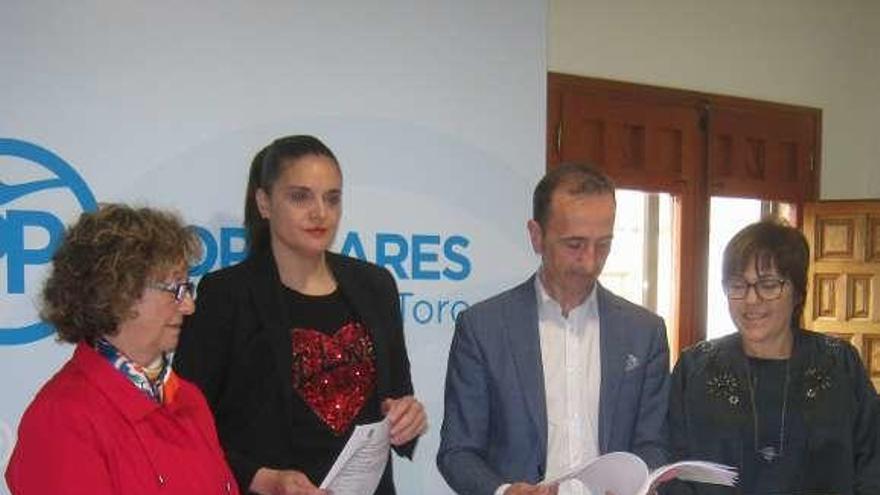 Los concejales del PP de Toro, en una rueda de prensa en su sede.