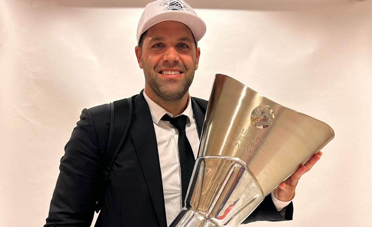 Felipe Reyes, con el trofeo de campeón de la Euroliga de baloncesto.