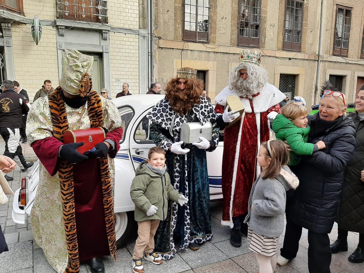 Los Reyes Magos llegan a la Pola para adorar al Niño Jesús y recibir a los pequeños