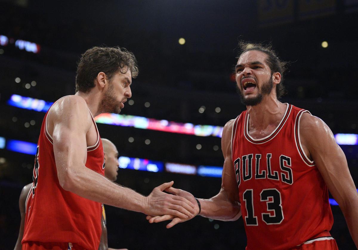 Joakim Noah en un partido de los Bulls junto a Pau Gasol