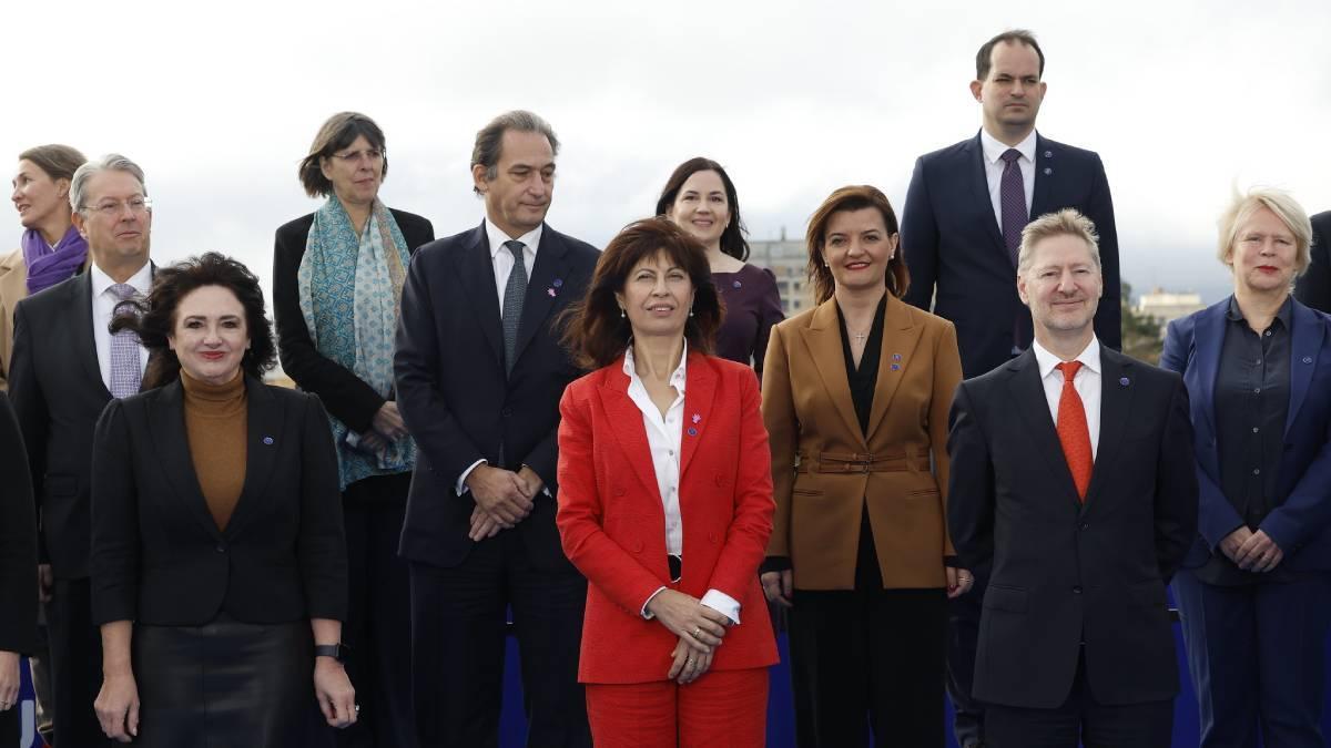 Retrato de las ministras y ministros de Igualdad junto a la comisaria, con Ana Redondo al frente.