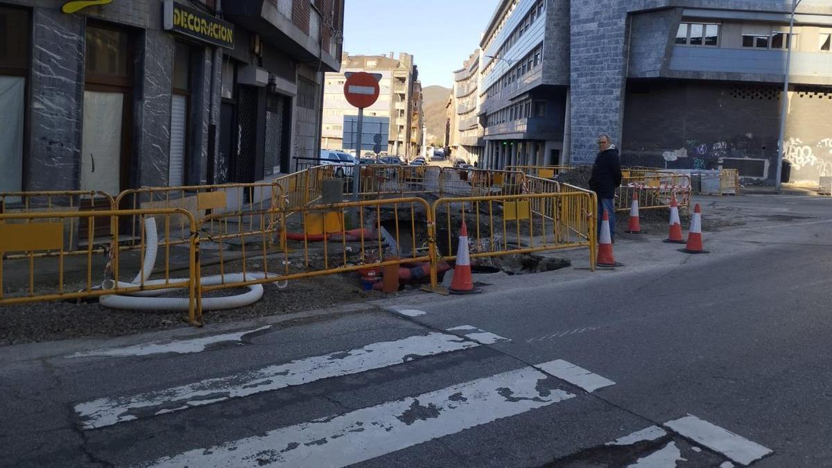 Los trabajos de la nueva rotonda en la confluencia de la avenida de Gijón con la calle Alfonso Argüelles, al fondo.