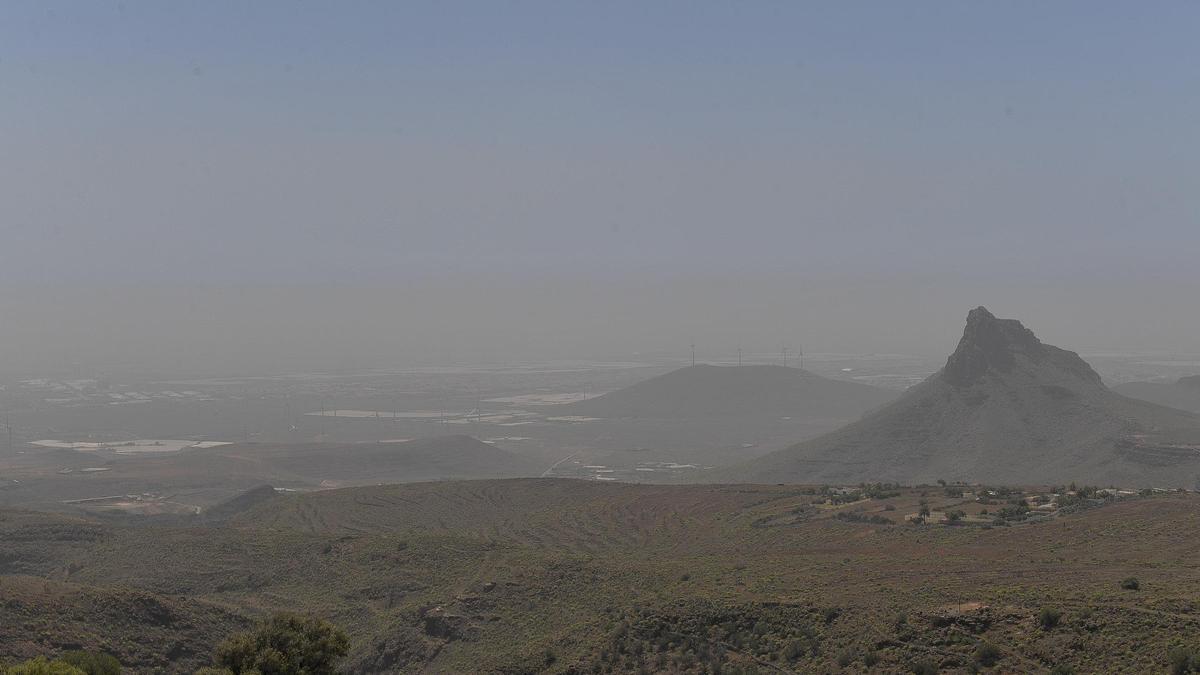 Vista del Roque Aguayro, en las medianías de la villa de Agüimes, bajo los efectos de la calima.