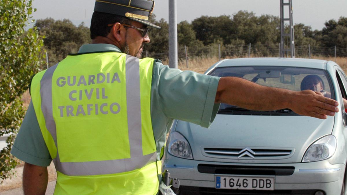 Agente de la Guardia Civil de Tráfico parando un vehículo