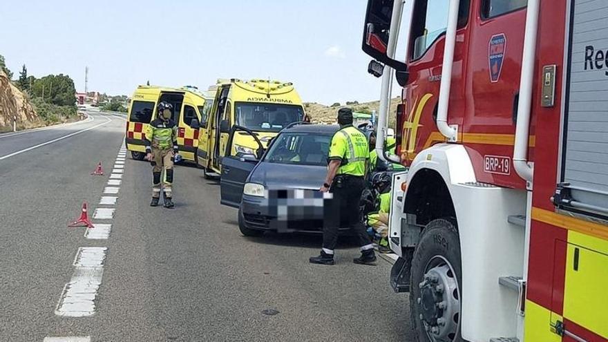 Servicios de emergencias atienden a los dos ocupantes del vehículo