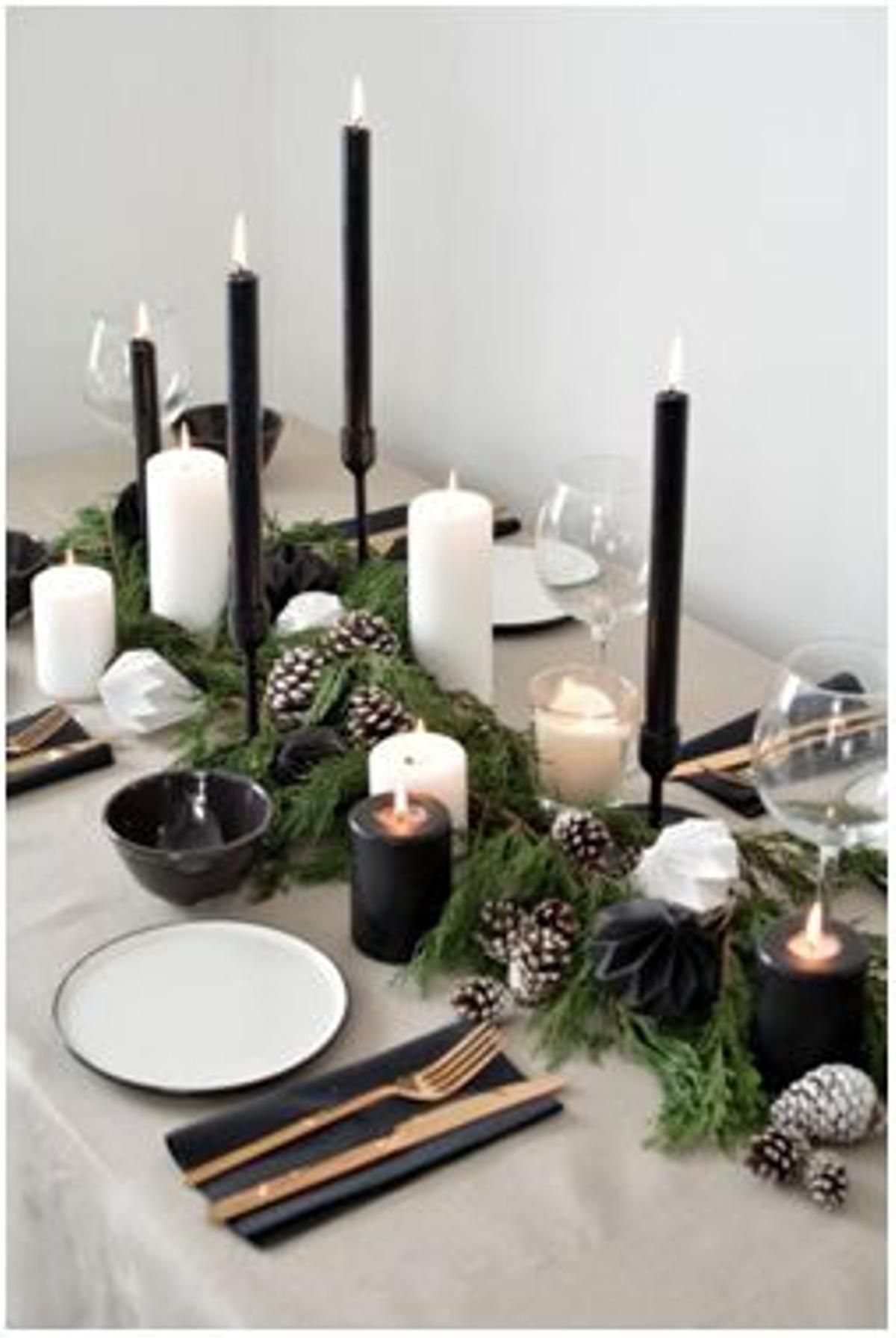 Mesa navideña en blanco y negro para un estilo sofisticado.