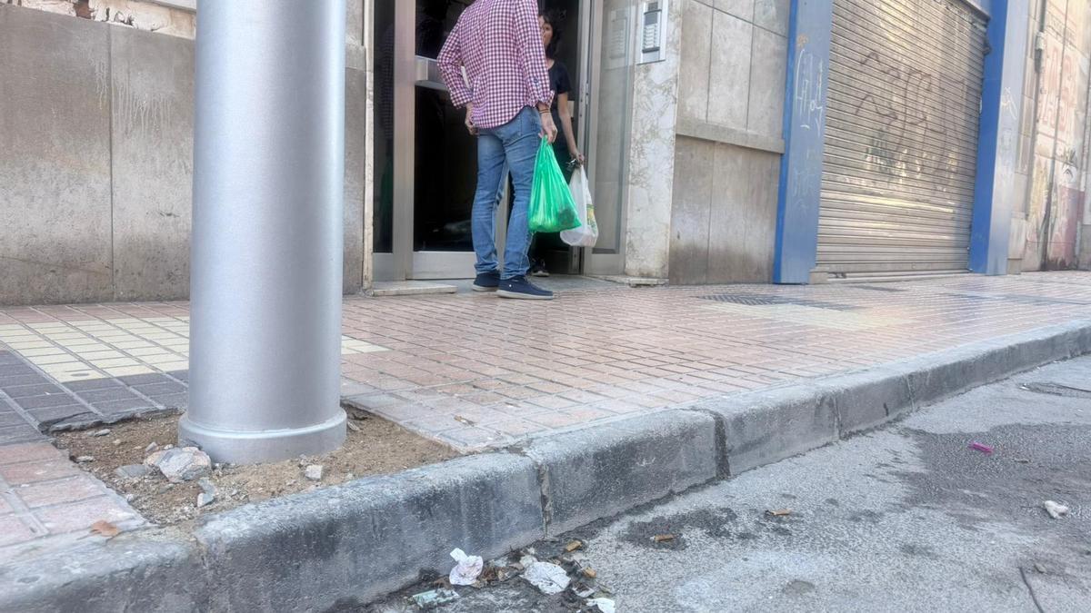 Una farola rodeada de tierra y orines de perro en la calle Alcalde Amancio Muñoz