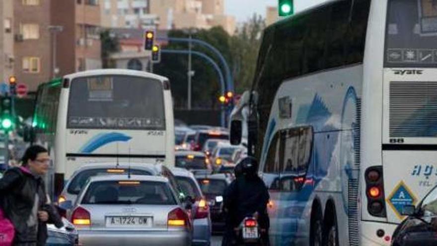 Los autobuses escolares de centros públicos amenazan con parar el servicio.