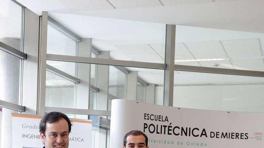 Luis Sañudo y Mario López, ayer, en la entrada de la Escuela Politécnica de Mieres.