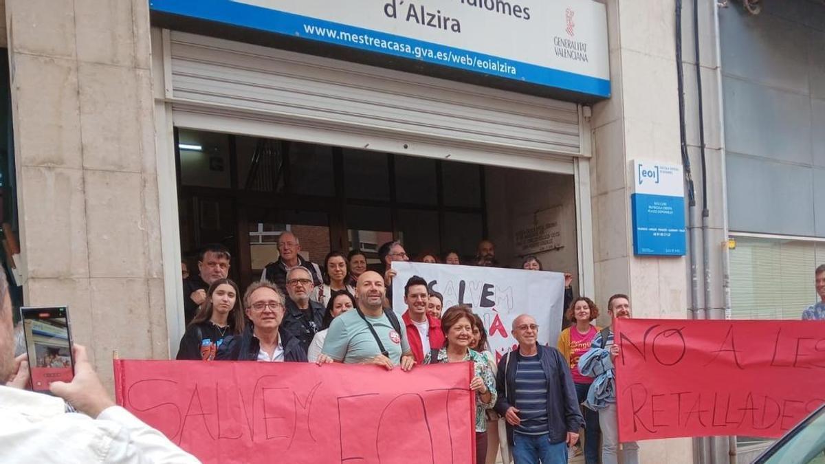 Concentración celebrada ala puerta de la Escuela Oficial de Idiomas de Alzira.