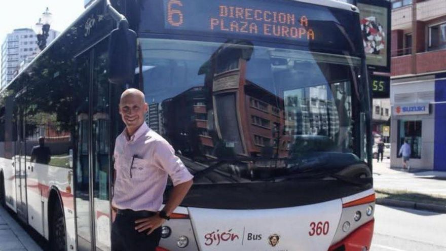 Julio Gallego, delante de un autobús de Emtusa en la plaza de Europa. |