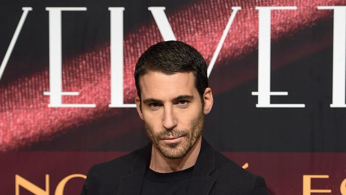 Miguel Ángel Silvestre posa así de guapo en la fiesta de 'Velvet'