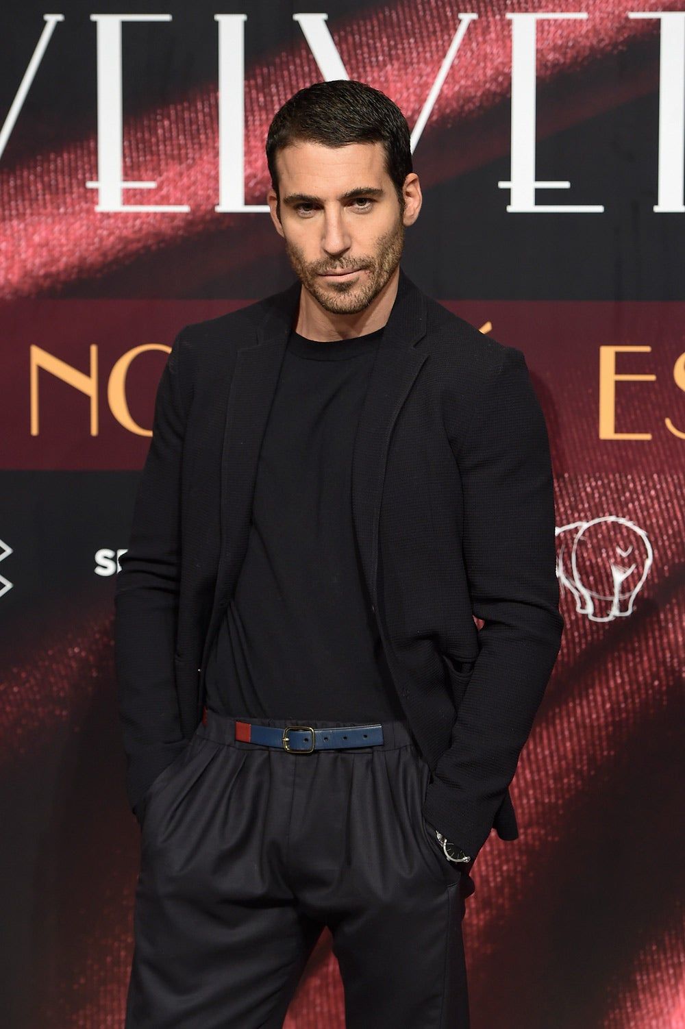 Miguel Ángel Silvestre posa así de guapo en la fiesta de 'Velvet'