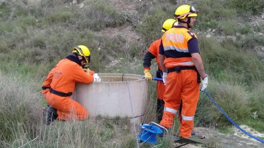 Protección Civil buscó ayer en pozos y ramblas junto a la A-30.