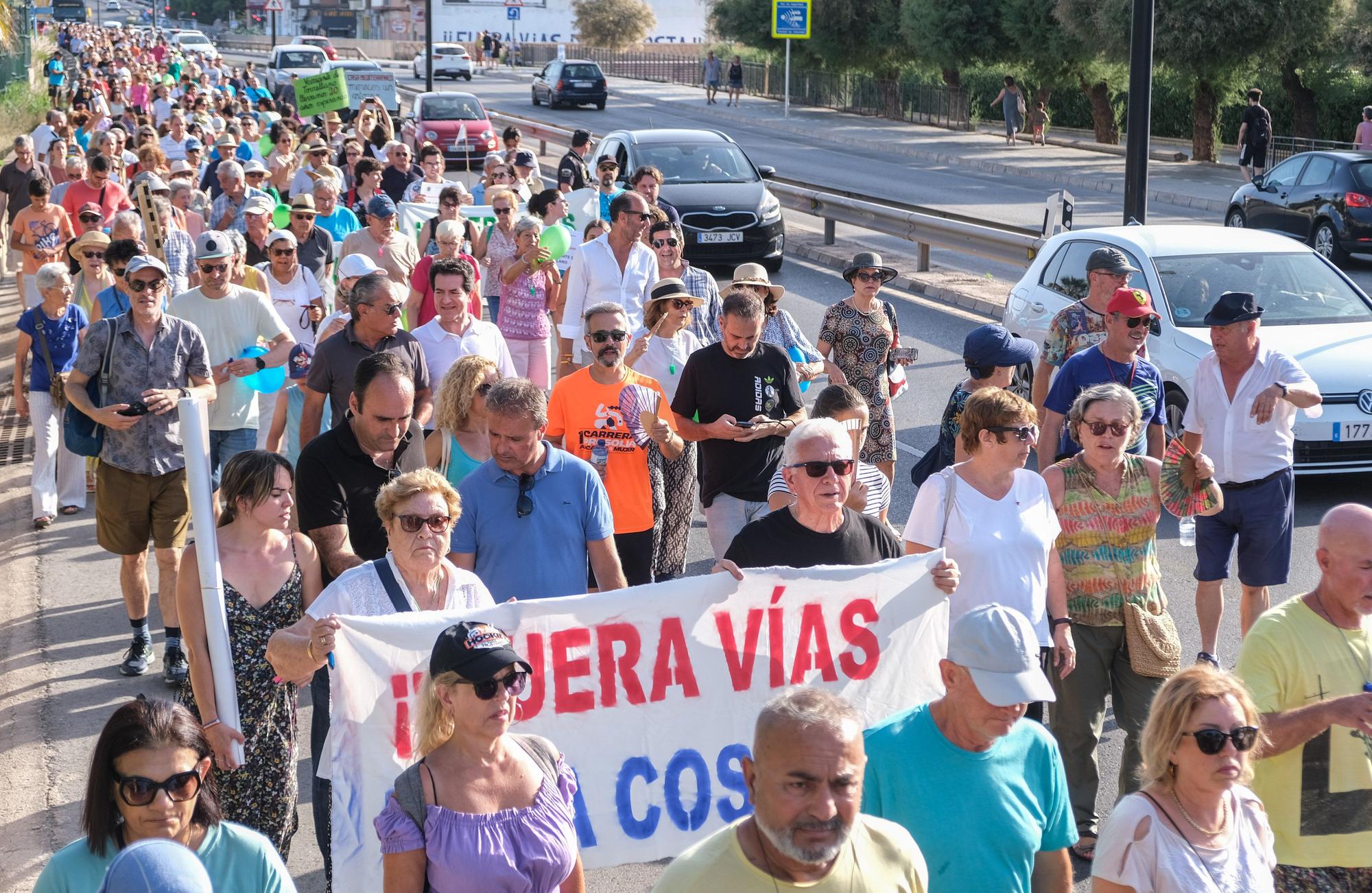 Cientos de personas manifiestan en Alicante para reclamar retirada de las la costa - Información