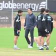Voulgaris, con Pablo Hernández en la ciudad deportiva Globeenergy.