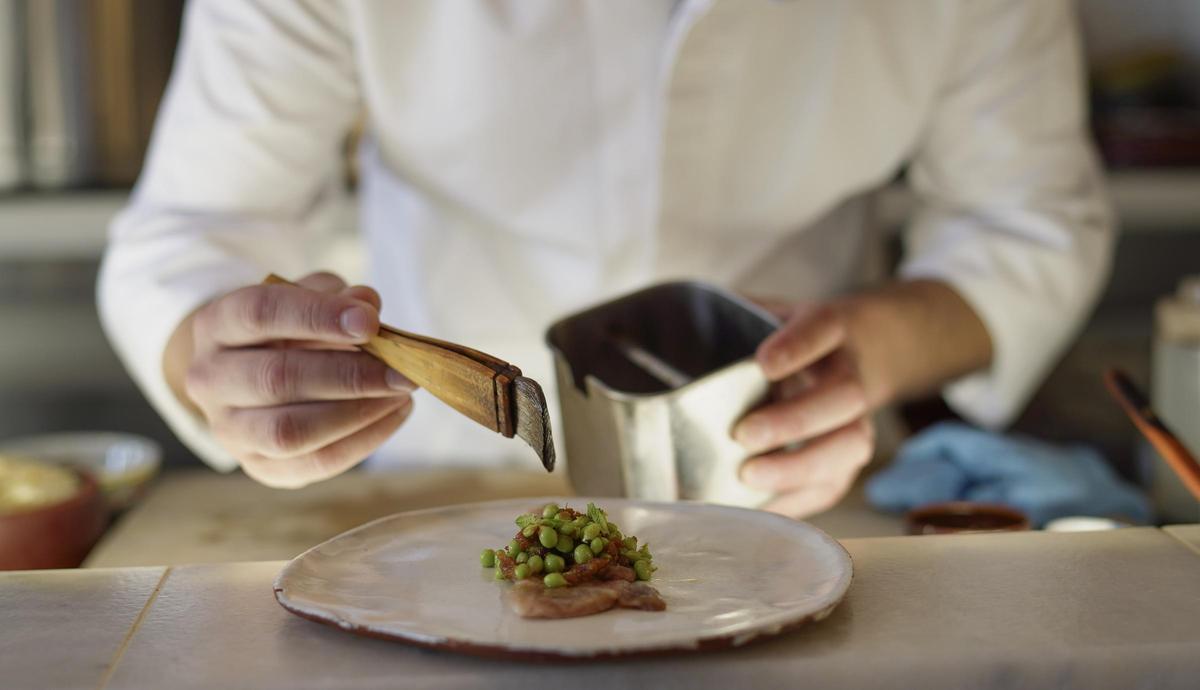 El cocinero pone mimo y técnica a cada plato que prepara