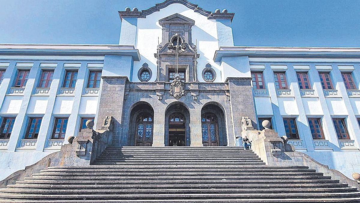 Exterior del edificio central de la Universidad de La Laguna.