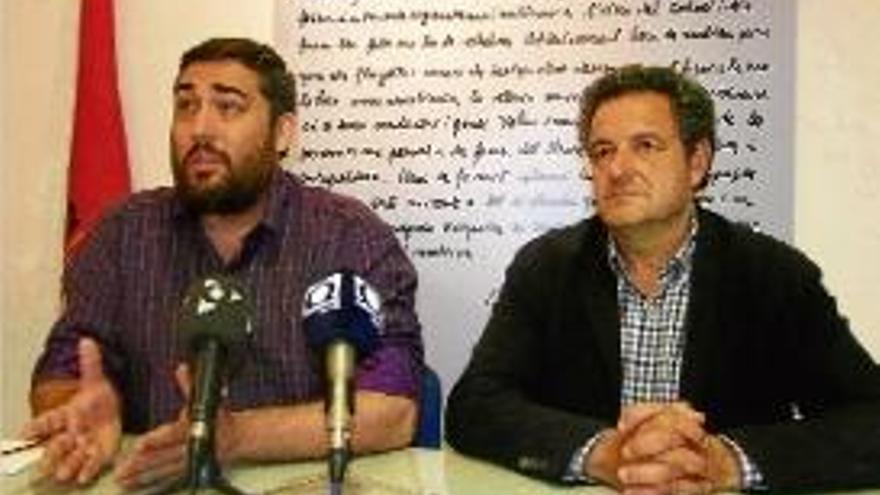 Marc Lamuà i Josep Guix, ahir al matí al local del PSC a Olot.