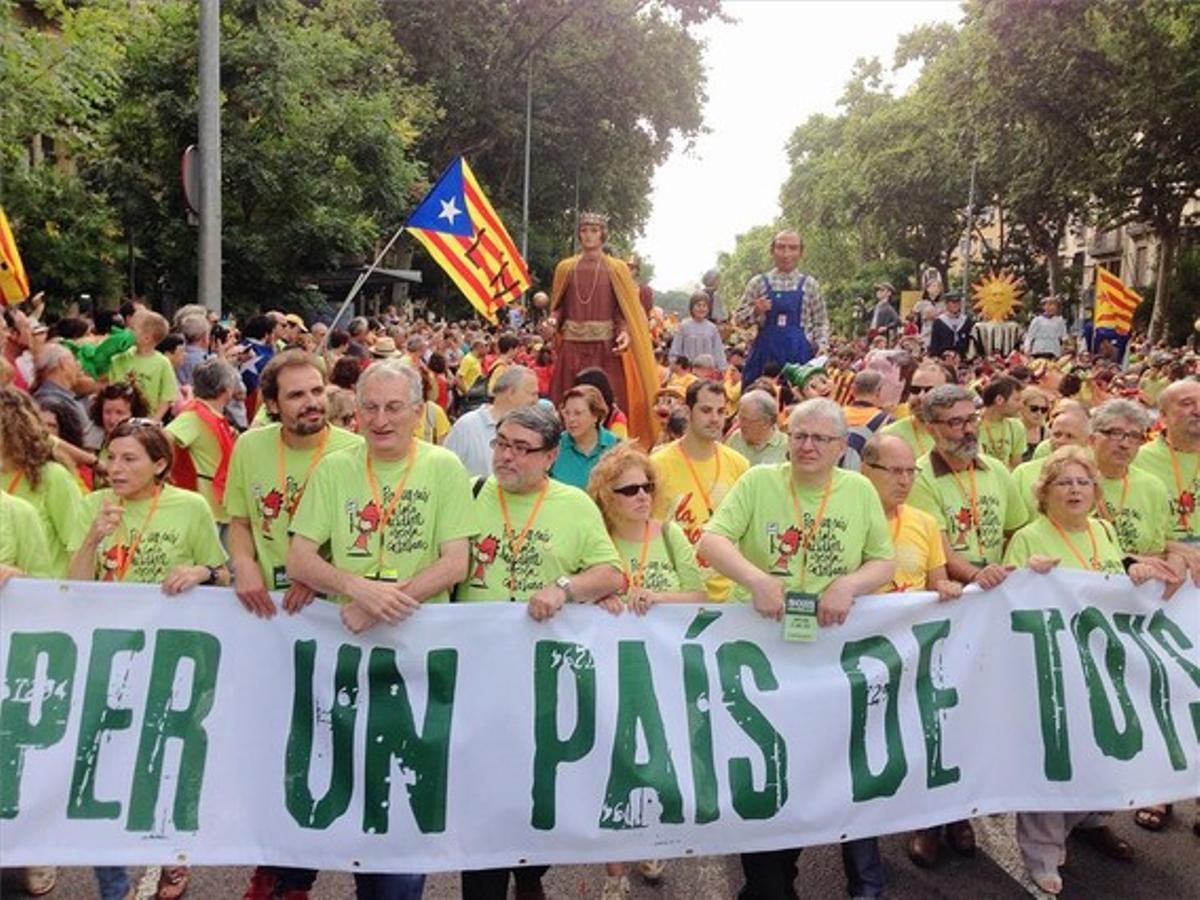 Estelades, gegants i pancartes, en la manifestació en suport de l’escola catalana en català.