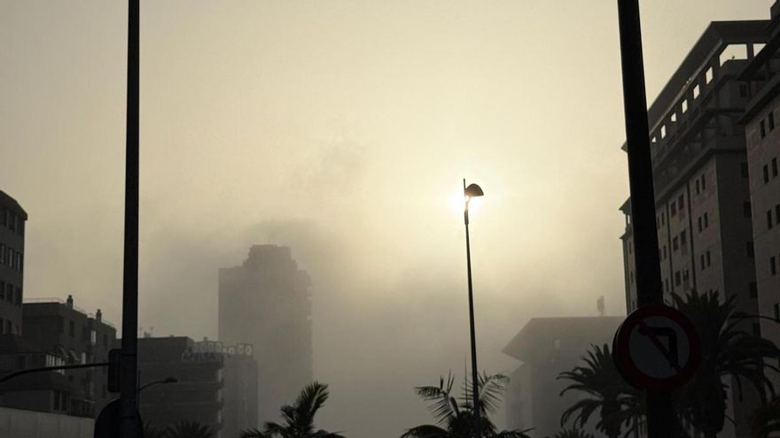 Santa Cruz de Tenerife, &#039;oculta&#039; entre la neblina