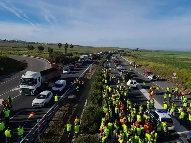 Agricultores de Córdoba se suman a las protestas del campo en Sevilla y Jaén