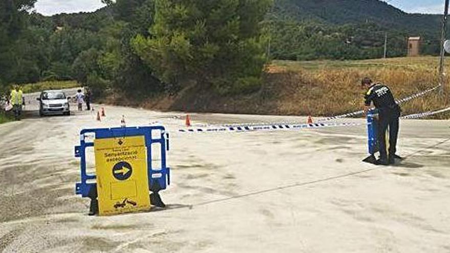 El material utilitzat per netejar la taca va deixar el camí blanc