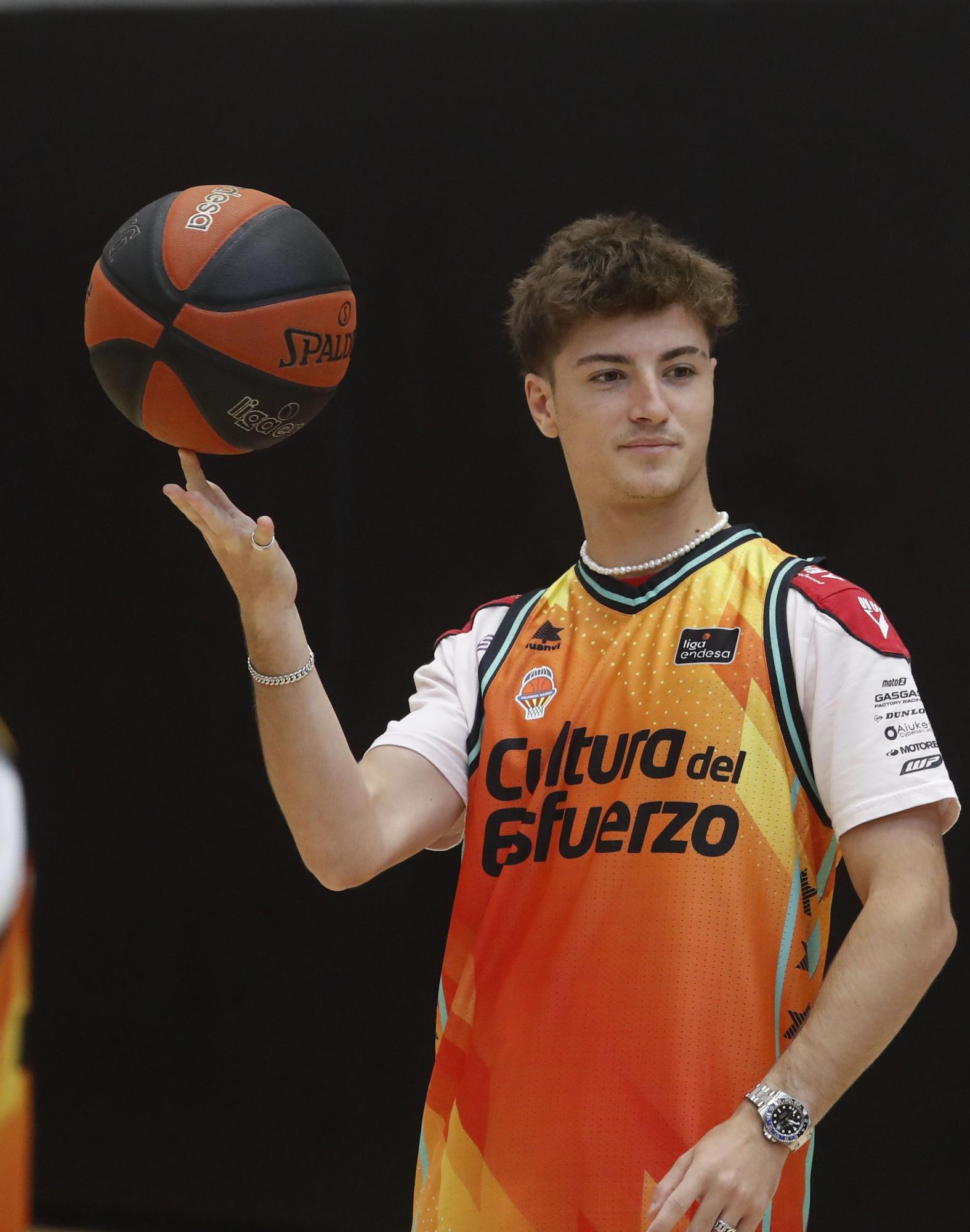 Los pilotos del Mundial de Motociclismo juegan a baloncesto en L´Alqueria del Basket