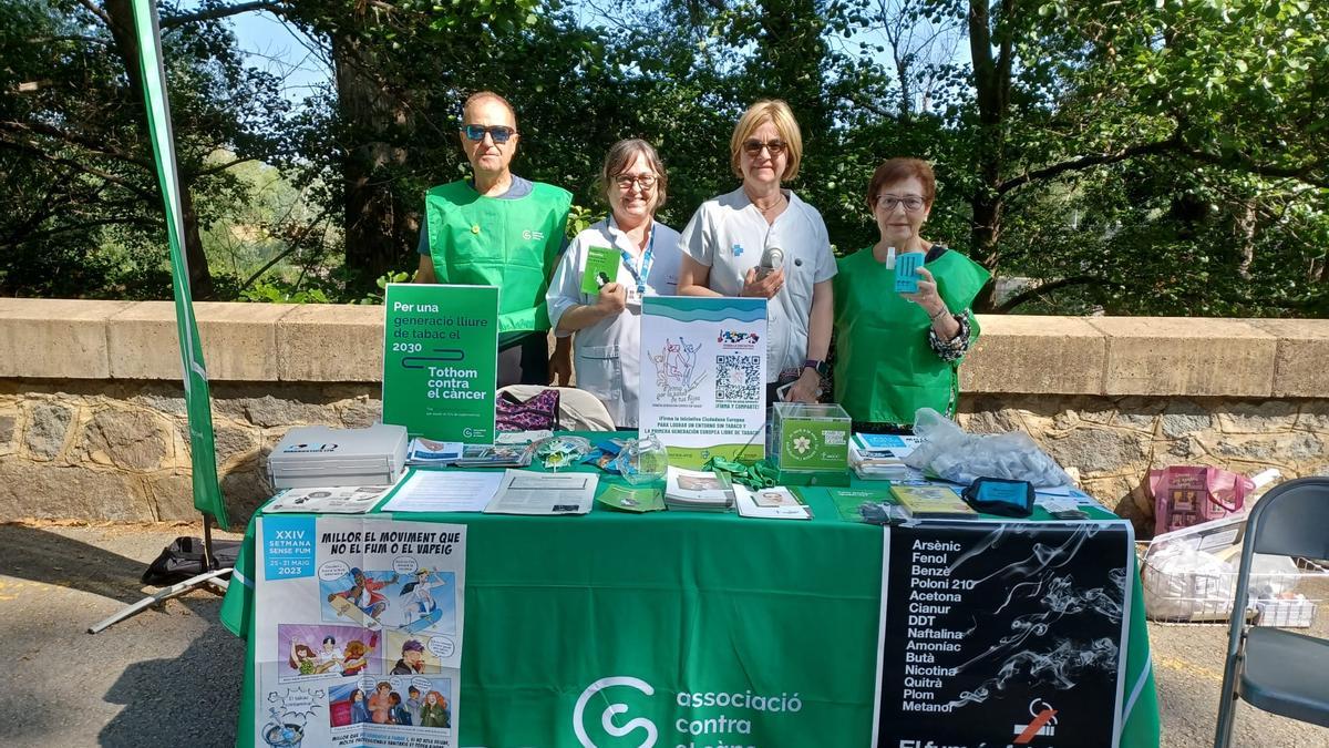 Taula informativa contra el tabac, ahir a la Devesa de Girona.