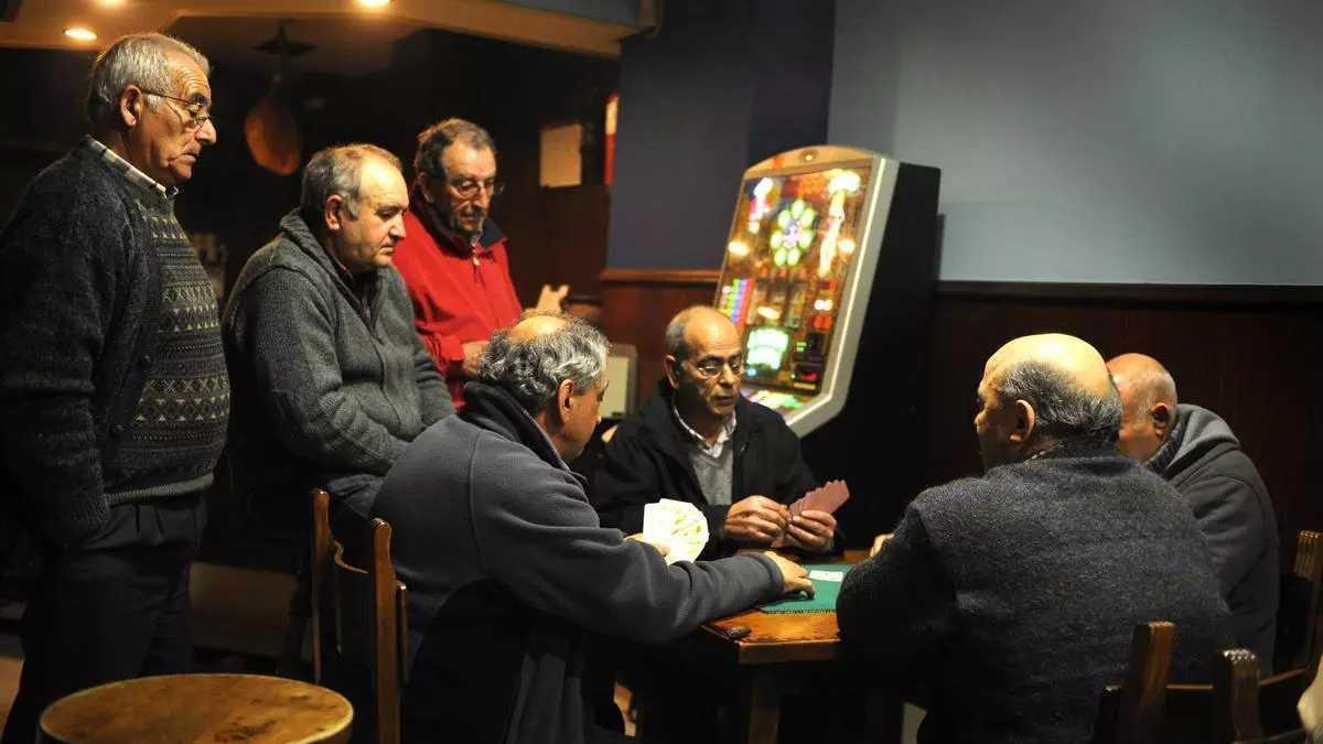 Diversos veïns jugant a mus a l'interior d'un bar, en una imatge d'arxiu. VICENT WEST