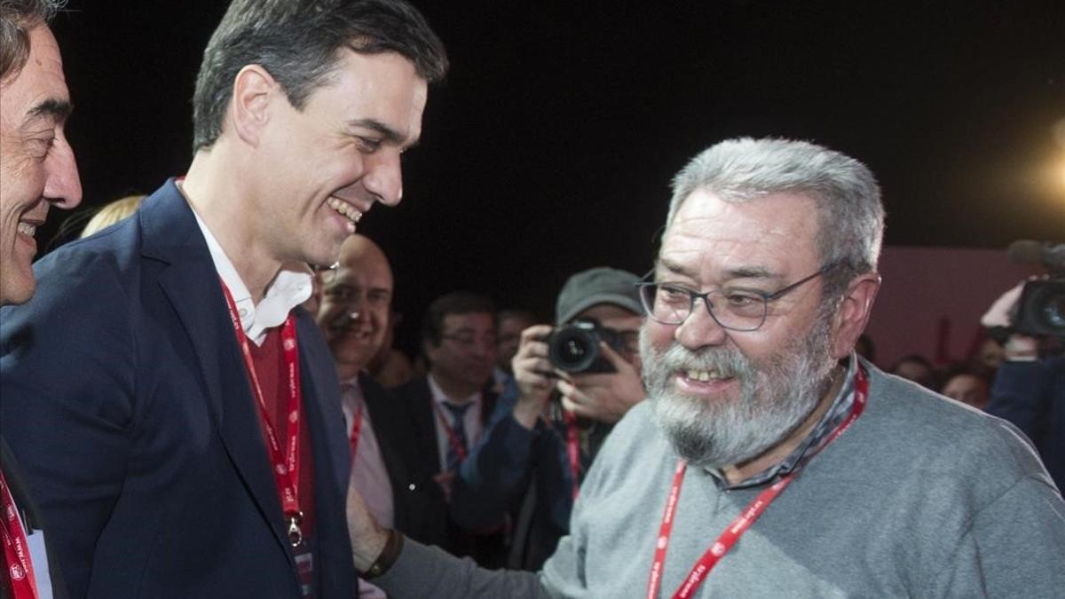 Pedro Sánchez (izquierda) saluda a Cándido Méndez en el congreso de la UGT en Madrid.
