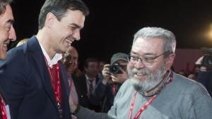 Pedro Sánchez (izquierda) saluda a Cándido Méndez en el congreso de la UGT en Madrid.