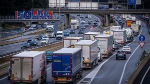 Catalunya multarà els camions que avancin a la zona de l’Ebre de l’AP-7