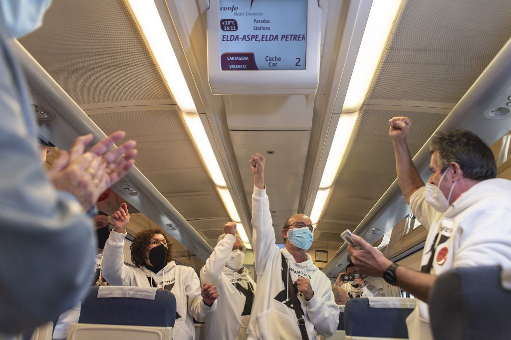 Los vecinos de las vías, celebran su primer viaje en el nuevo tren soterrado