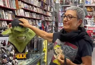 Ángeles Díaz Lavadores de 'Norma Cómics'  se jubila tras 28 años en su icónica tienda