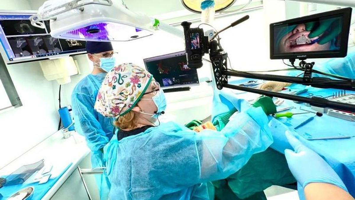 La doctora Pomares ha sido pionera en su campo, la implantología guiada por ordenador.