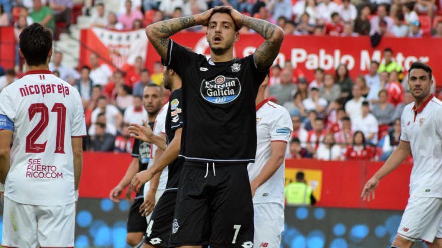 Joselu se lamenta en la visita a Sevilla