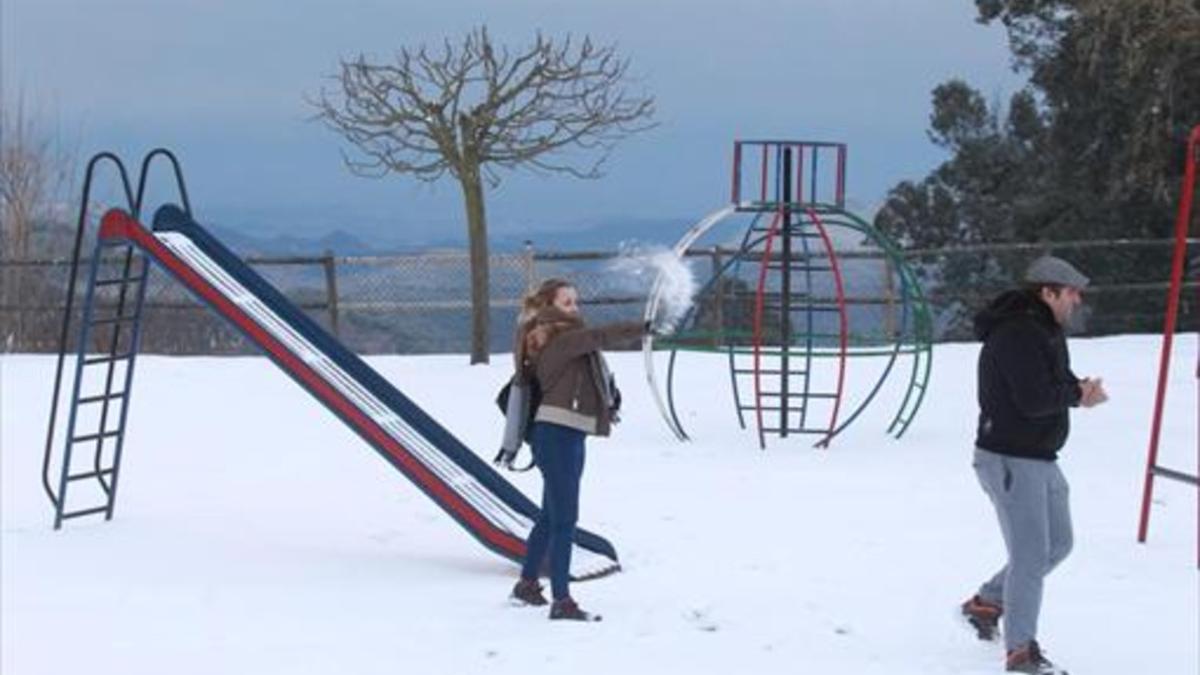 Una pareja se divierte con la nieve caída en Coll de Ravell (Montseny), ayer.