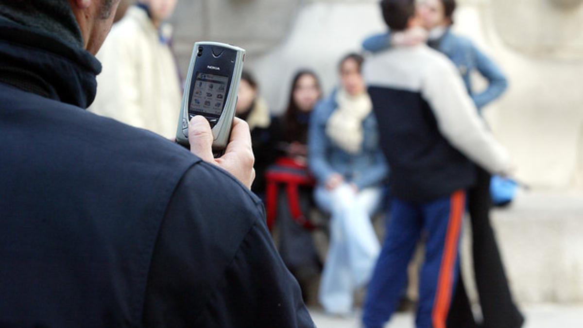 Joven ligando a través de las nuevas tecnologias