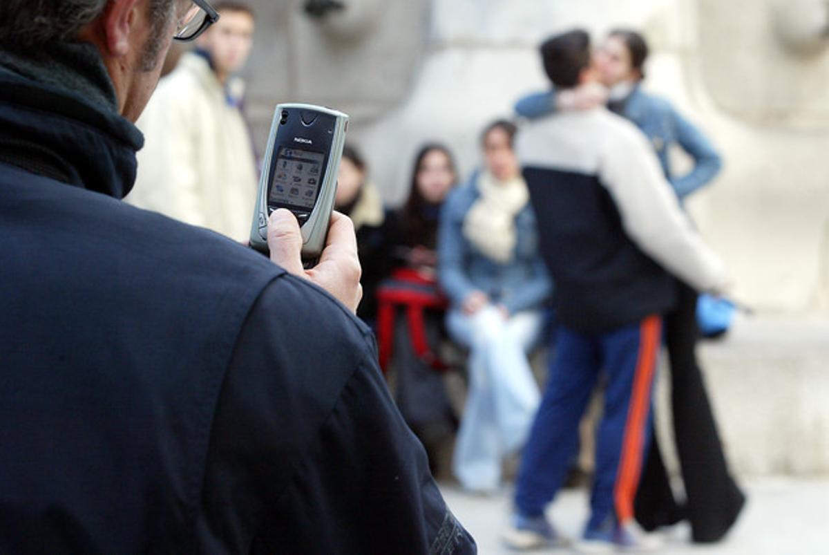Un noi lliga a través de les noves tecnologies. Un noi lliga a través de les noves tecnologies.