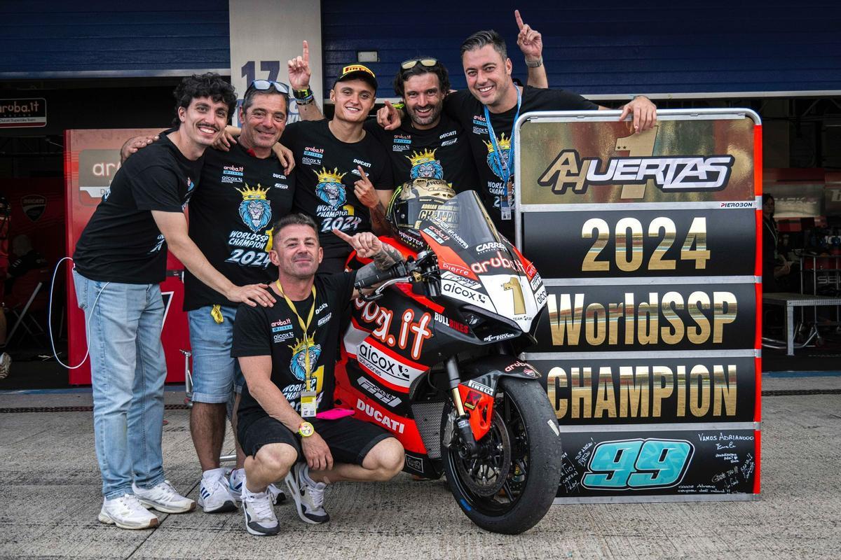 Javier Calduch durante la celebración de Campeón del Mundo de Supersport 2024 de Adrián Huertas