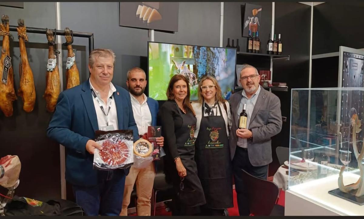 Montánchez lleva su jamón ibérico y su vino al Salón Gourmets de Madrid y promociona su cita recreacionista con Carlos V