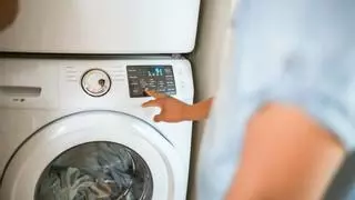 El botón oculto de la lavadora que no sabías ni que existía y que dejará tu ropa más limpia