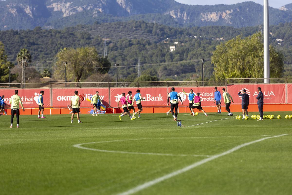 El Mallorca ha regresado este lunes a los entrenamientos tras las vacaciones de Navidad, sesión que se ha realizado en Son Bibiloni