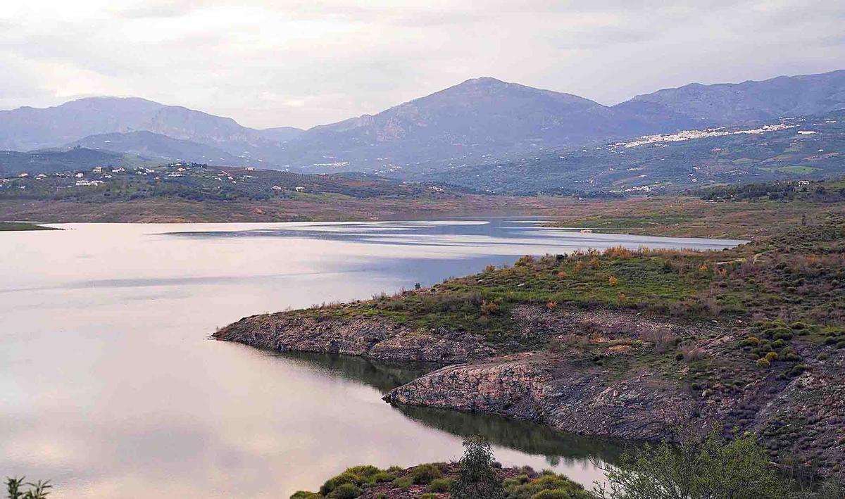El pantano de La Viñuela, con parte de su capacidad recuperada tras las últimas lluvias torrenciales en la provincia. |