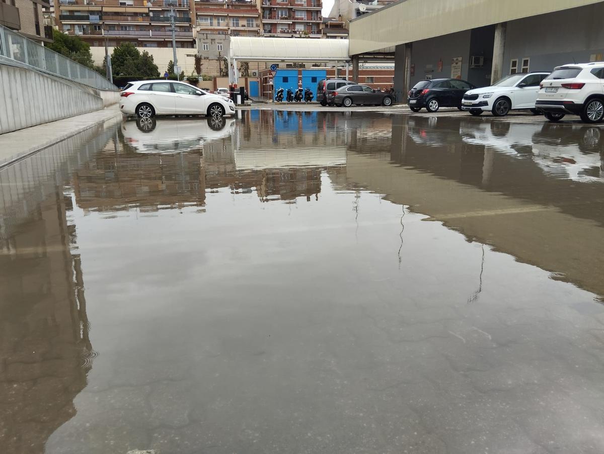 El pàrquing de l'Estació d'Autbusos de Manresa després de la pluja d'aquets dilluns
