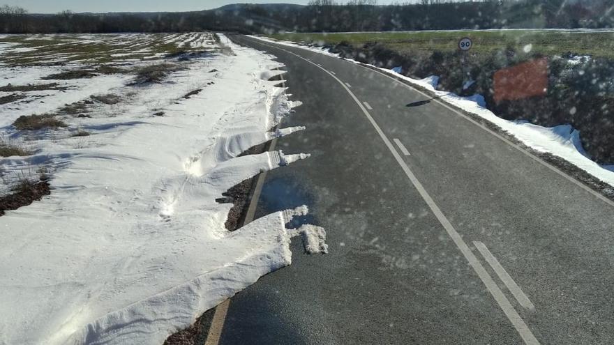 Una de las quitanieves de la Diputación despeja de nieve una carretera.